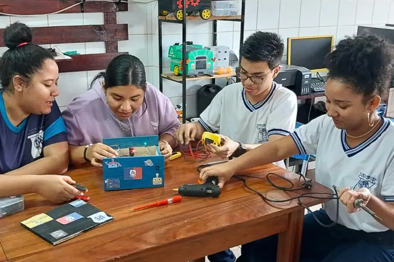 notícia: Estudantes de escola estadual de tempo integral criam robô detector de gás metano