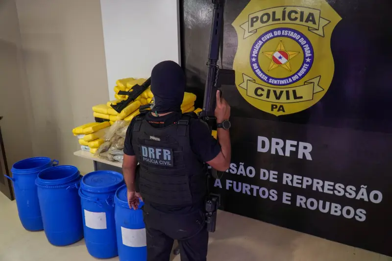 notícia: Polícia Civil apreende fuzis e mais de 130 quilos de drogas em Marituba na Grande Belém
