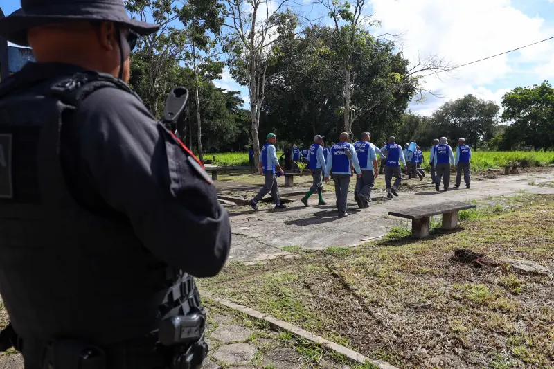 notícia: Custodiados da Seap realizam ação de limpeza no cemitério do Tapanã