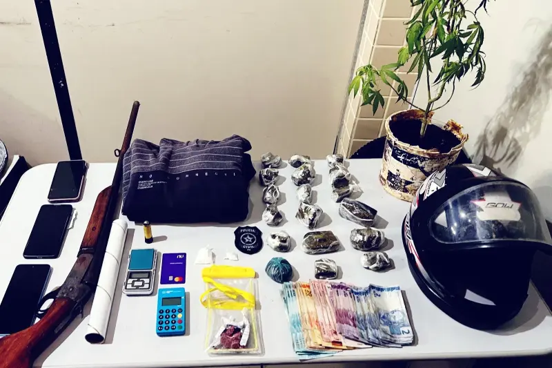 notícia: Dupla é presa por tráfico, roubo e posse de arma