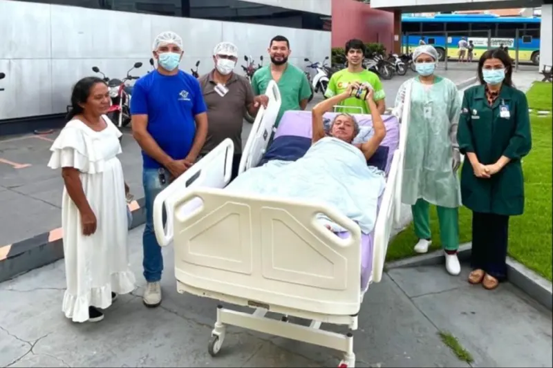 notícia: HRPL promove terapia ao ar livre para paciente de longa permanência na UTI