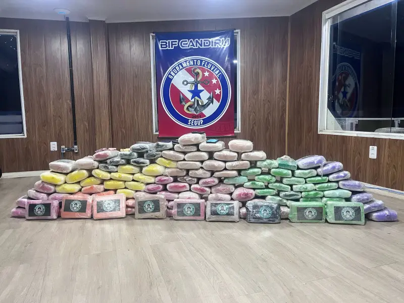 notícia: Agentes da Base Candiru apreendem mais de 140 kg de drogas em abordagem a uma lancha
