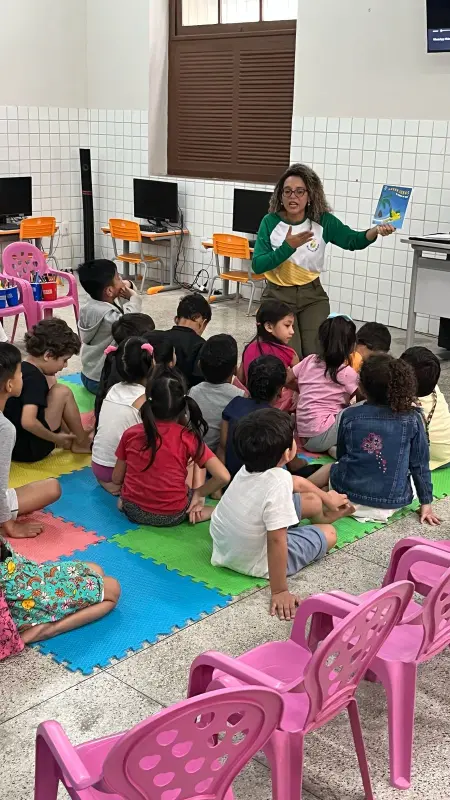 notícia: Crianças da Creche Orlando Bitar conhecem Projeto de Reintrodução de Ararajubas