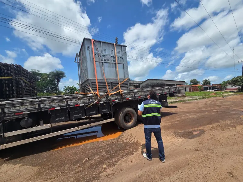 notícia: Sefa apreende mais de 13 mil garrafas de bebidas alcóolicas e máquina condensadora