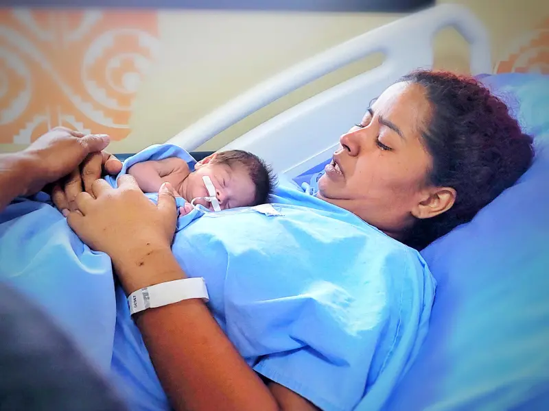 notícia: Após 30 dias em coma, mãe reencontra a filha recém-nascida no Hospital Abelardo Santos