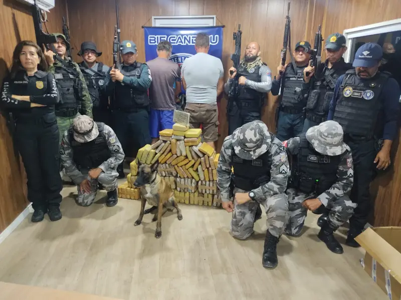 notícia: Fiscalização da Base Candiru apreende mais de 100 Kg de drogas e prende dois homens em uma embarcação