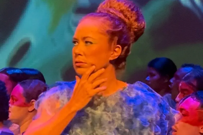 notícia: Mulheres do sistema penal prestigiam ensaio do Festival de Ópera e veem figurinos produzidos por elas ganharem vida