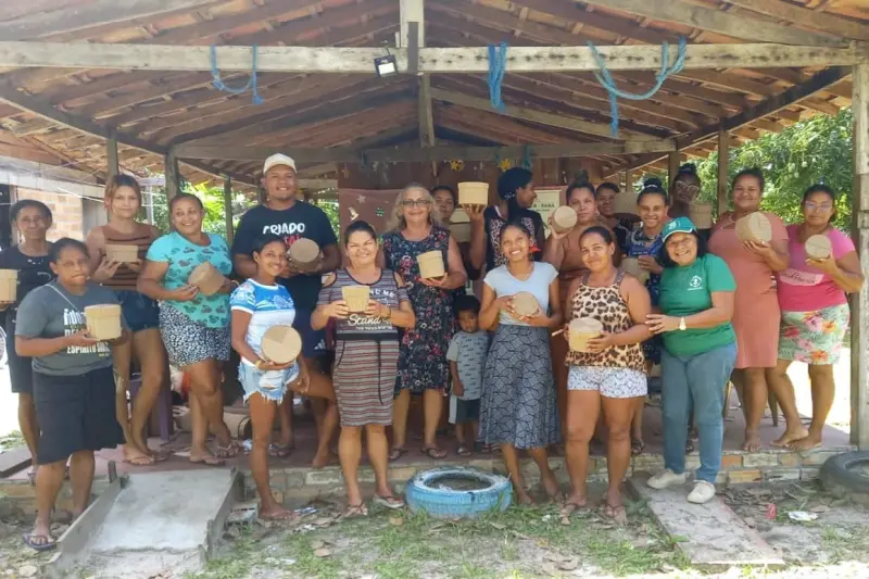 notícia: Emater capacita artesãs da Ilha de Cotijuba para reciclagem de papelão 