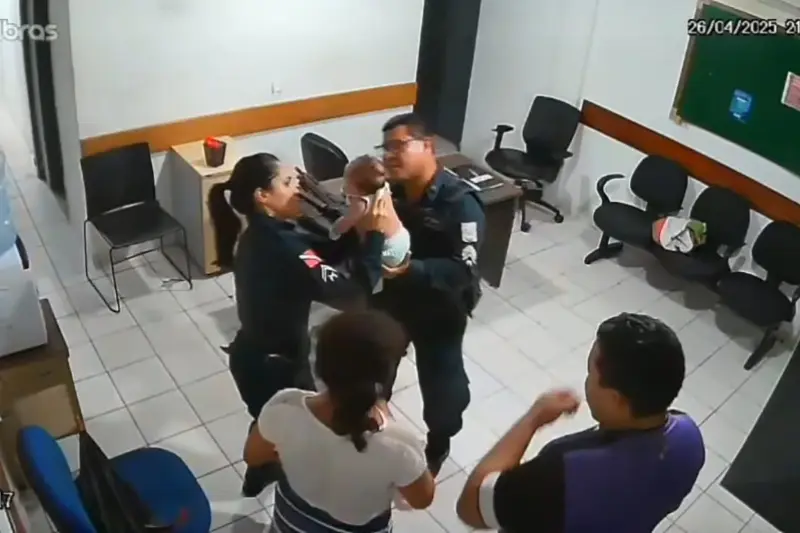 notícia: Em Abaetetuba, policiais militares salvam criança que chegou ao quartel em estado grave após engasgo