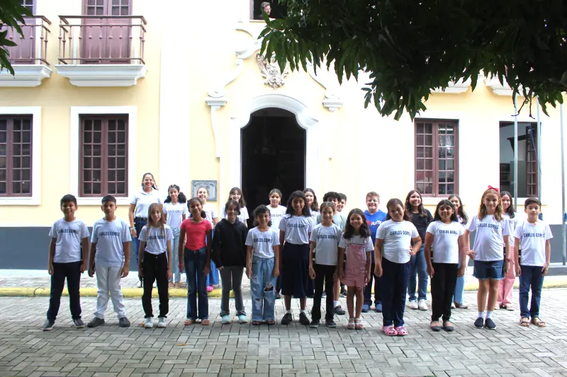 notícia: Alunos e professores do Instituto Carlos Gomes homenageiam as mães com recital
