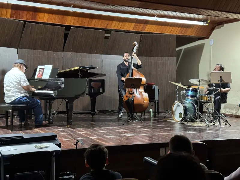 notícia: Alunos e professores do Instituto Estadual Carlos Gomes celebram Dia Mundial do Jazz