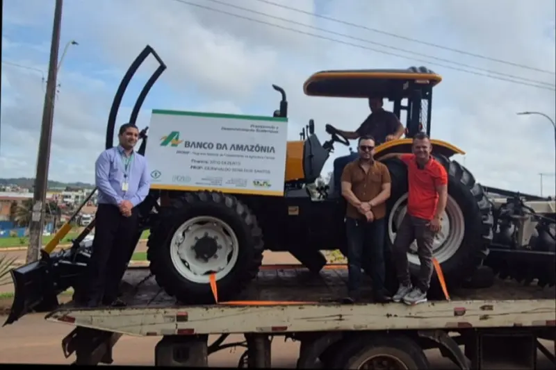 notícia: Família assentada, no sudoeste do Pará, recebe trator com projeto da Emater 
