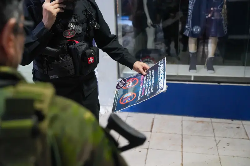 notícia: Delegacia de Proteção ao Torcedor apreende materiais de duas torcidas extintas por ordem judicial 