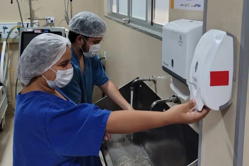 notícia: Especialistas do Hospital Galileu explicam a diferença entre lavar as mãos com água e sabão e o uso do álcool para a higiene