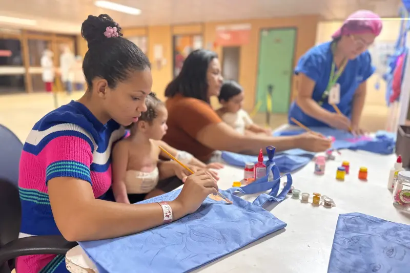 notícia: Mulheres internadas o Hospital Metropolitano participam de oficina de artesanato 