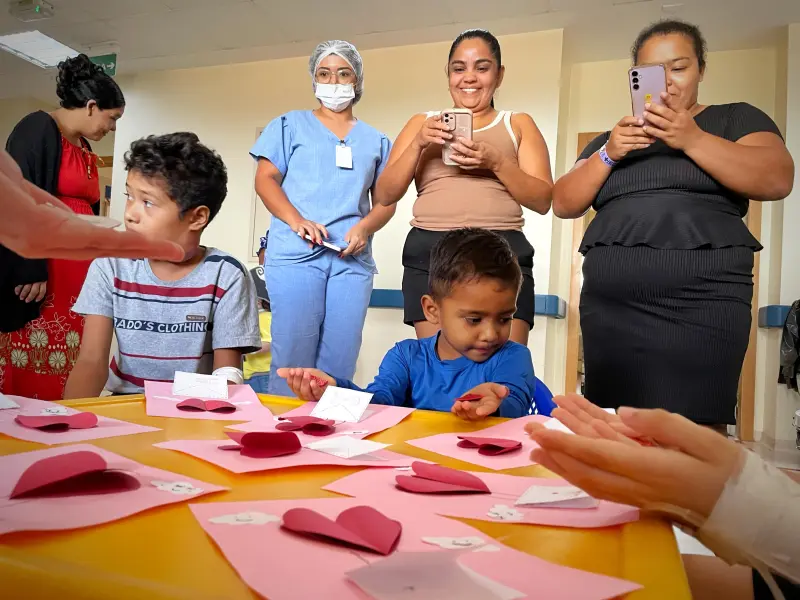 notícia: No Hospital Abelardo Santos, crianças internadas criam cartões personalizados para o Dia das Mães