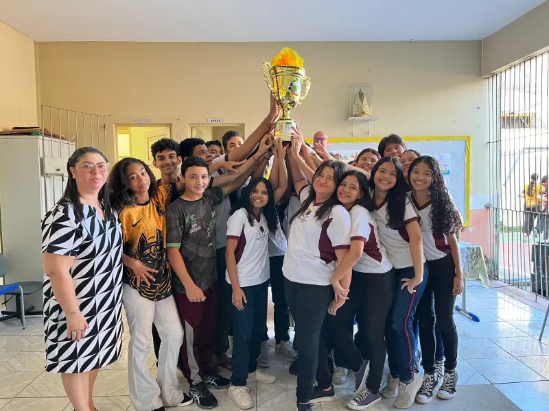 notícia: ‘Tocha do Conhecimento’ inspira estudantes para o Saeb 2025 em 18 escolas estaduais