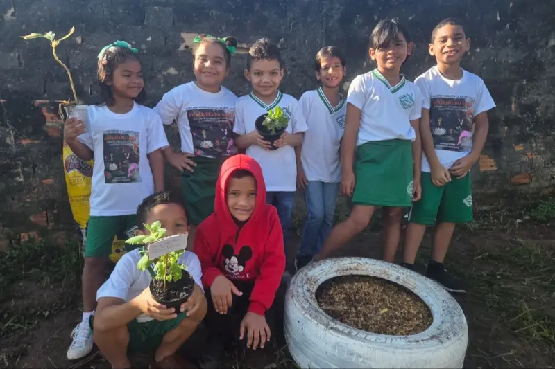 notícia: Alunos de escola estadual e moradores de Ananindeua transformam terreno abandonado em jardim comunitário