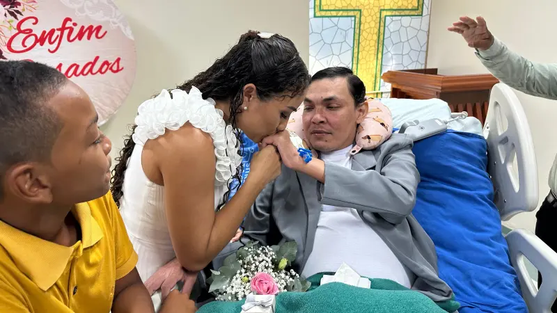 notícia: Paciente oncológico e esposa oficializam união em casamento no Hospital Regional do Baixo Amazonas
