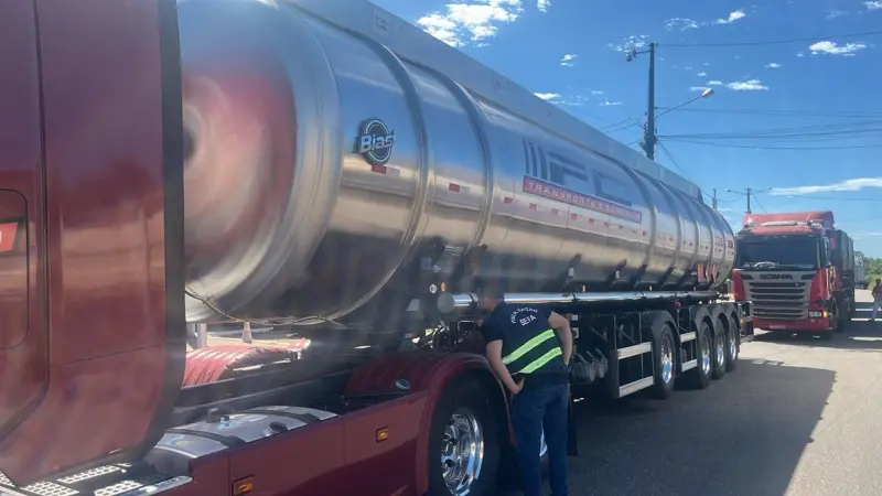 notícia: Sefa apreende 35 mil litros de gasolina de aviação e 10 toneladas de grama sintética 