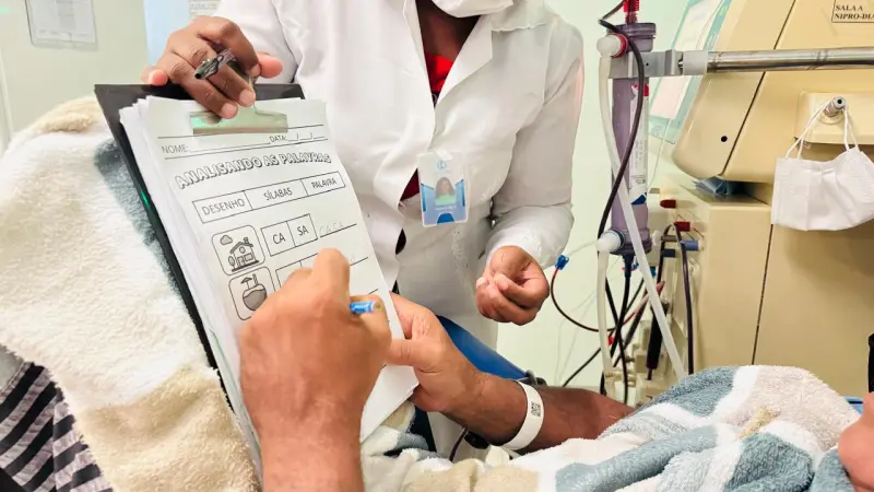 notícia: Hospital de Clínicas fortalece cuidado humanizado com ações de alfabetização e educação de paciente