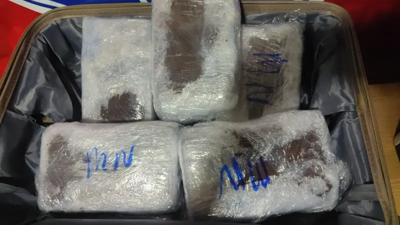 notícia: Agentes da Base Candiru apreendem drogas e prende duas pessoas em embarcação no Baixo Amazonas