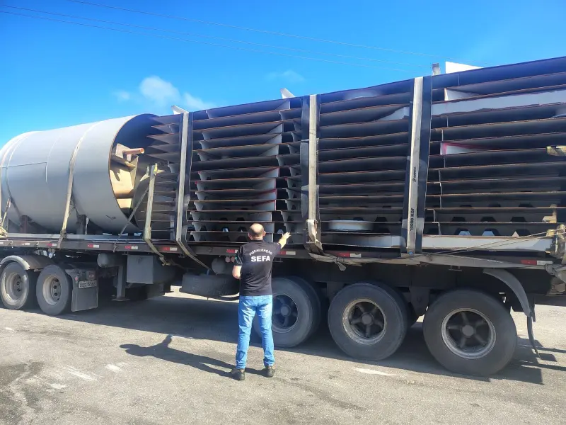 notícia: Sefa apreende tanque metálico e também produtos de beleza escondidos entre chinelos