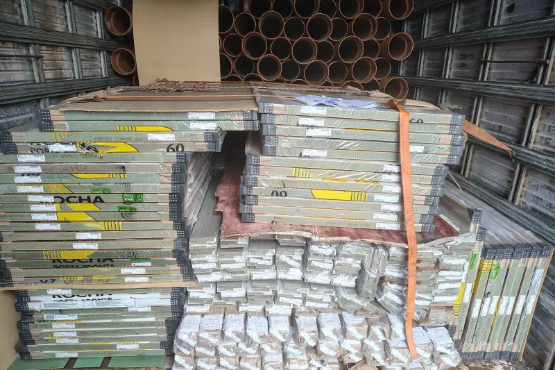 notícia: Sefa apreende 145 portas escondidas entre tubos de PVC 