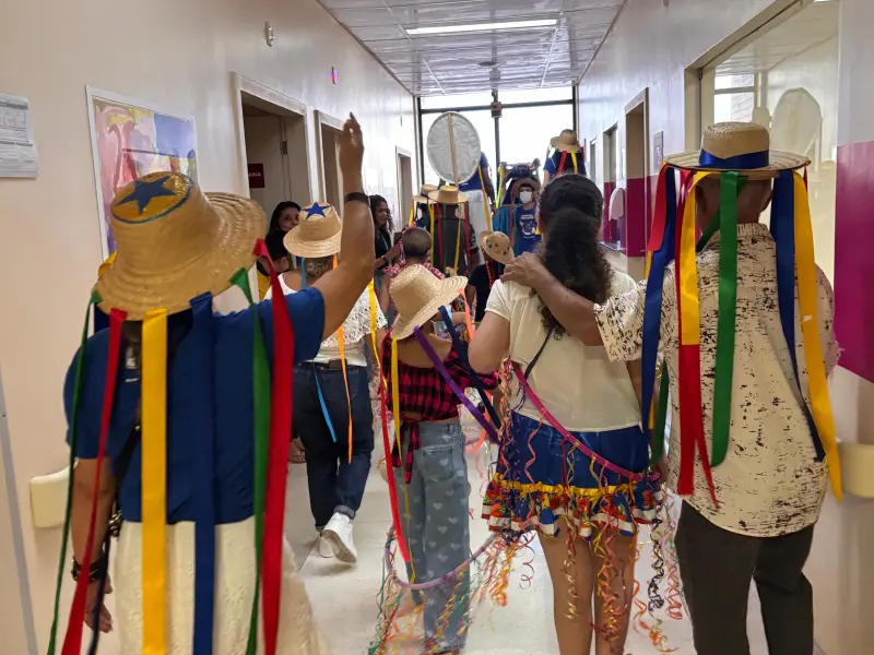 notícia: Quando o boi da Estrela Azul entra no Hospital Oncológico Infantil, a alegria celebra junto