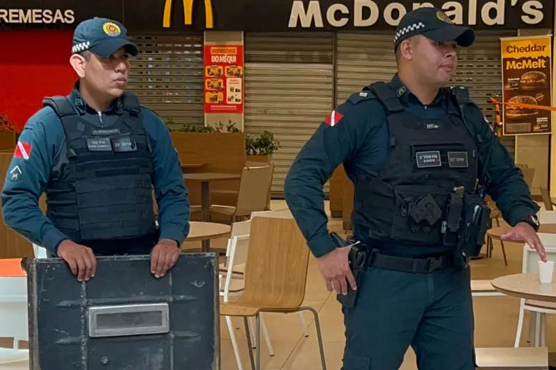 notícia: Polícia Militar realiza treinamento de gerenciamento de crise em shopping em Belém