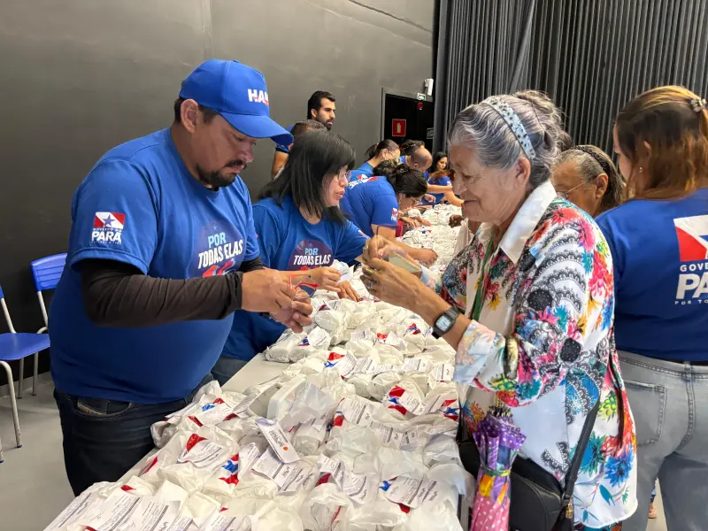 notícia: Estado entrega mais de 400 novos óculos de grau a moradores de Marituba