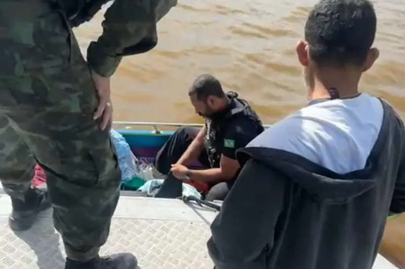 notícia: Equipe da Base Antônio Lemos prende suspeito por posse ilegal de arma e munições