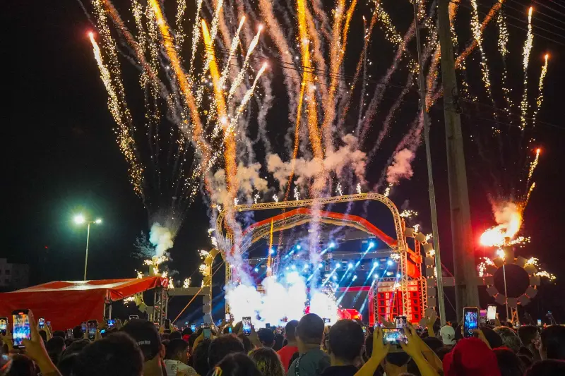 notícia: Público lotou estacionamento do Mangueirão na terceira noite do 'Parárraiá' 2025 