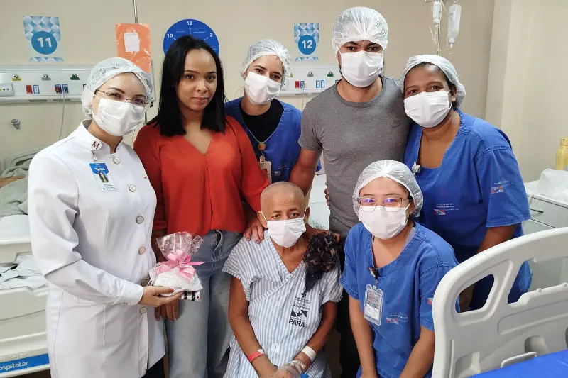 notícia: Em Marabá, paciente oncológica dá exemplo de coragem e comove equipe durante quimioterapia