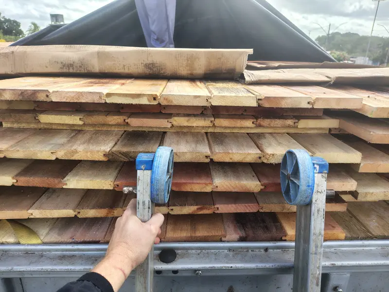 notícia: Equipes da Sefa apreendem veículos, pneus e portais de madeira