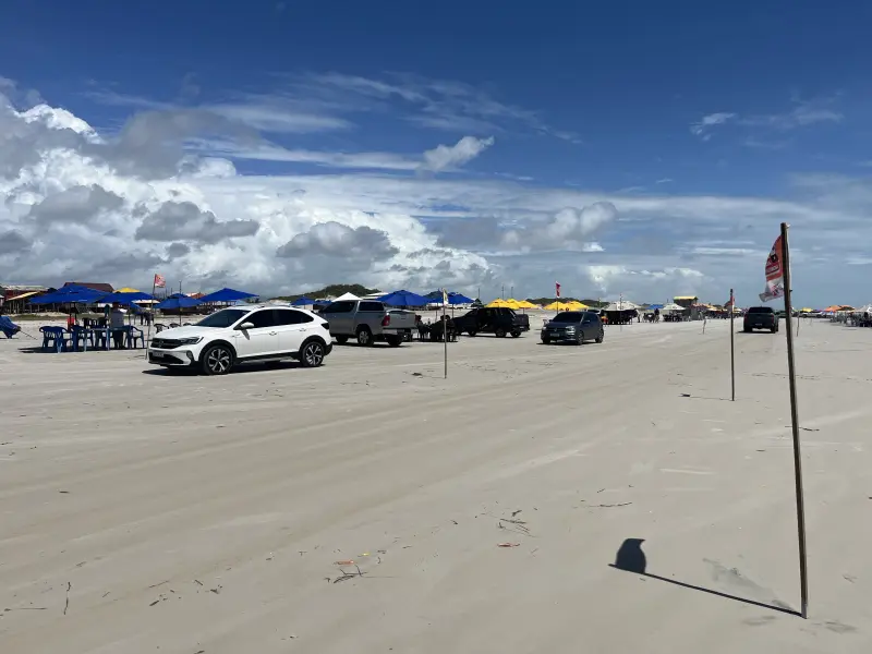 notícia: Em Salinópolis, bandeirolas ordenam o trânsito na Praia do Atalaia