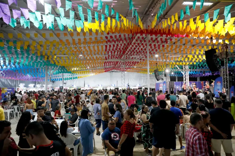 notícia: Arraial de Todos os Santos bate recorde diário de público, com segurança e muitas atrações