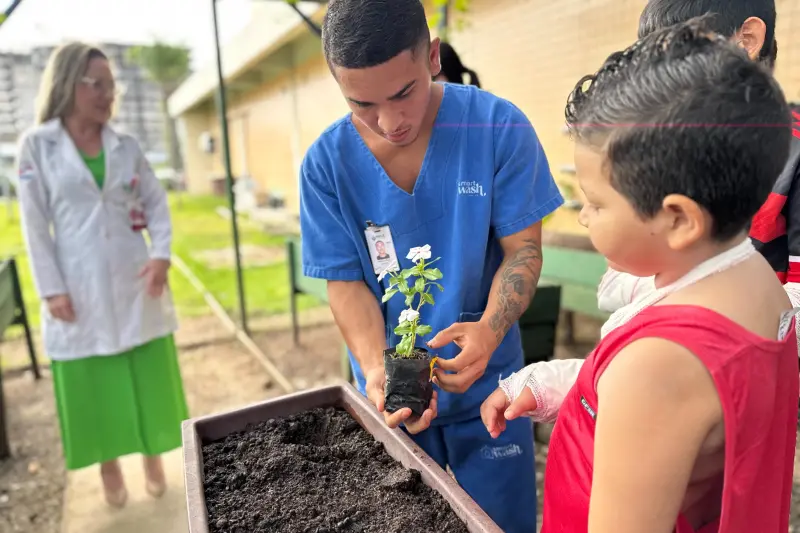 notícia: Crianças internadas no Hospital Metropolitano participam de plantio de flores