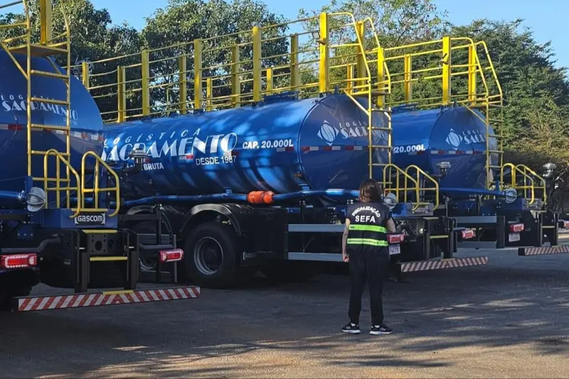 notícia: Sefa apreende quatro caminhões pipa 0km e 30 toneladas de açaí