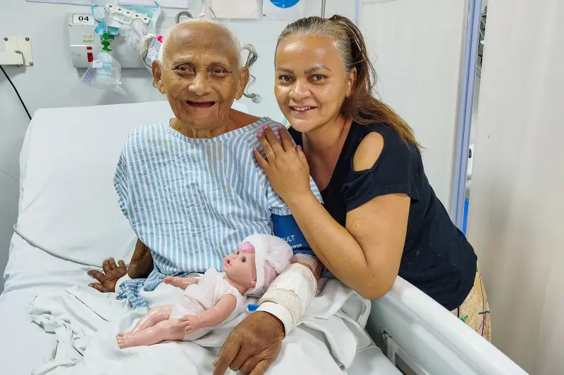 notícia: Com boneca nos braços, idosa com Alzheimer passa por procedimento cardíaco de alta complexidade no Hospital Regional do Sudeste do Pará