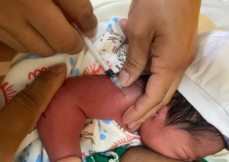 notícia: Hospital Geral de Tailândia imuniza cerca de 120 bebês por mês com a vacina BCG