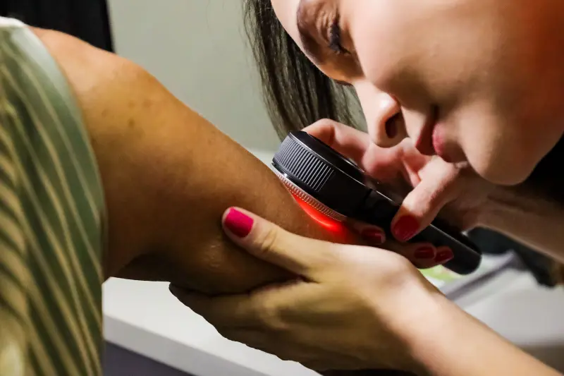 notícia: Médica da rede estadual de saúde dá orientações sobre cuidados com a pele neste verão amazônico