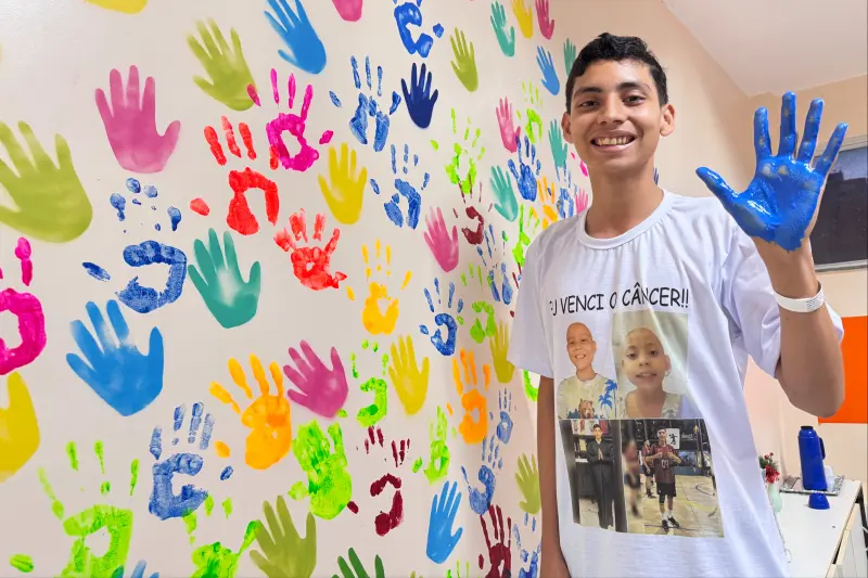 notícia: Após 8 anos de luta, paciente toca o ‘Sino da Vitória’ e celebra a cura no Hospital Octávio Lobo