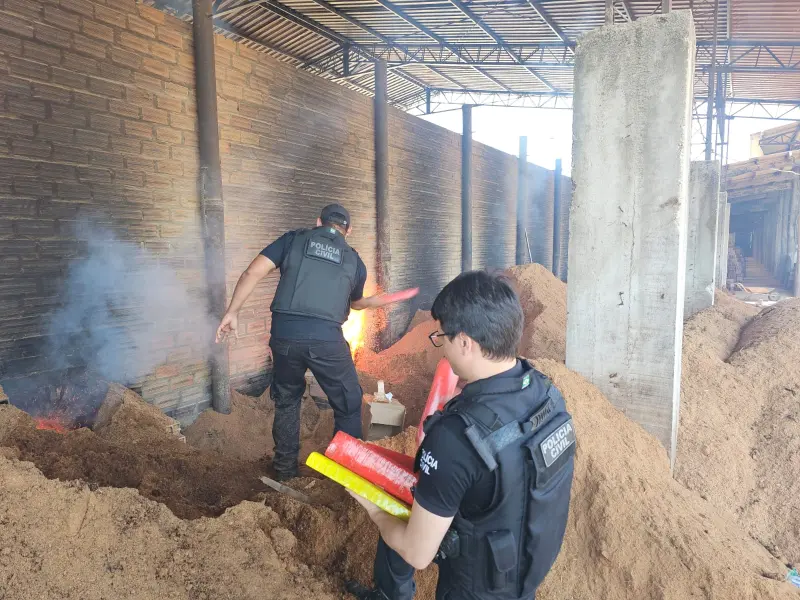 notícia: Mais de 120 kg de drogas são incineradas pelas Polícias Civil e Científica em Moju, no Pará
