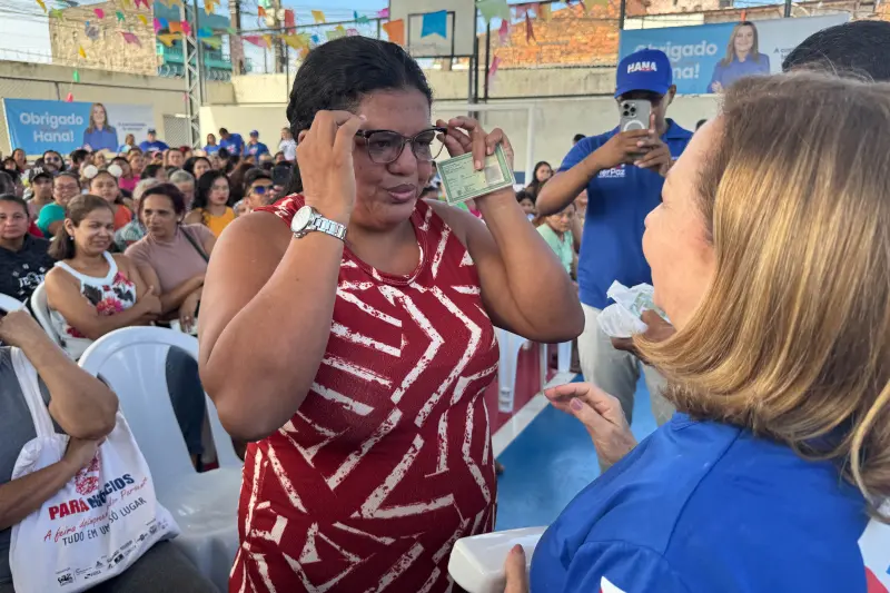 notícia: 'Por Todas Elas' garante entrega de mais de 1.200 óculos a moradores de Ananindeua 