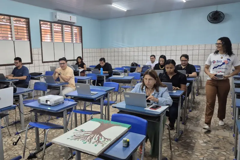 notícia: Escola Estadual de Marituba realiza oficina de uso da Inteligência Artificial na educação