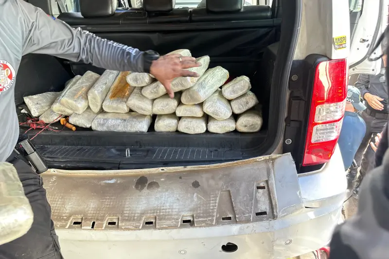 notícia: Agentes da Base Candiru apreende mais de 38kg de drogas durante abordagem no rio Amazonas