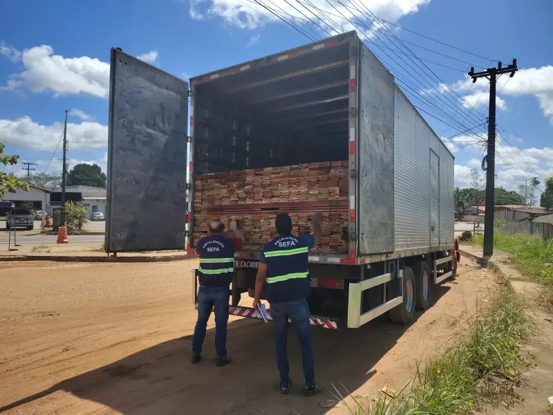 notícia: Portais de madeira e carga de alimentos são apreendidos por equipes da Sefa