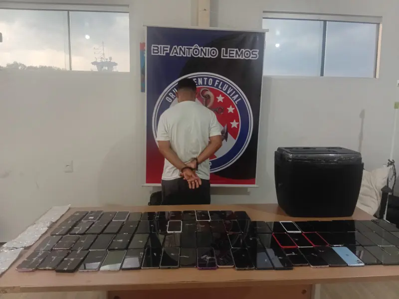 notícia: Fiscalização da Base Fluvial Antônio Lemos apreende 82 celulares e prende homem 