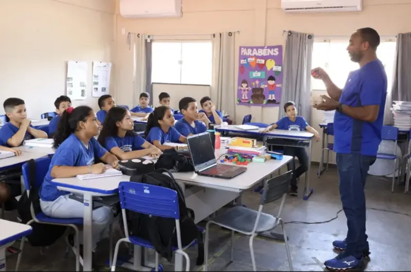 notícia: Cerca de 300 mil alunos da rede estadual voltam às aulas no interior nesta quinta (31)